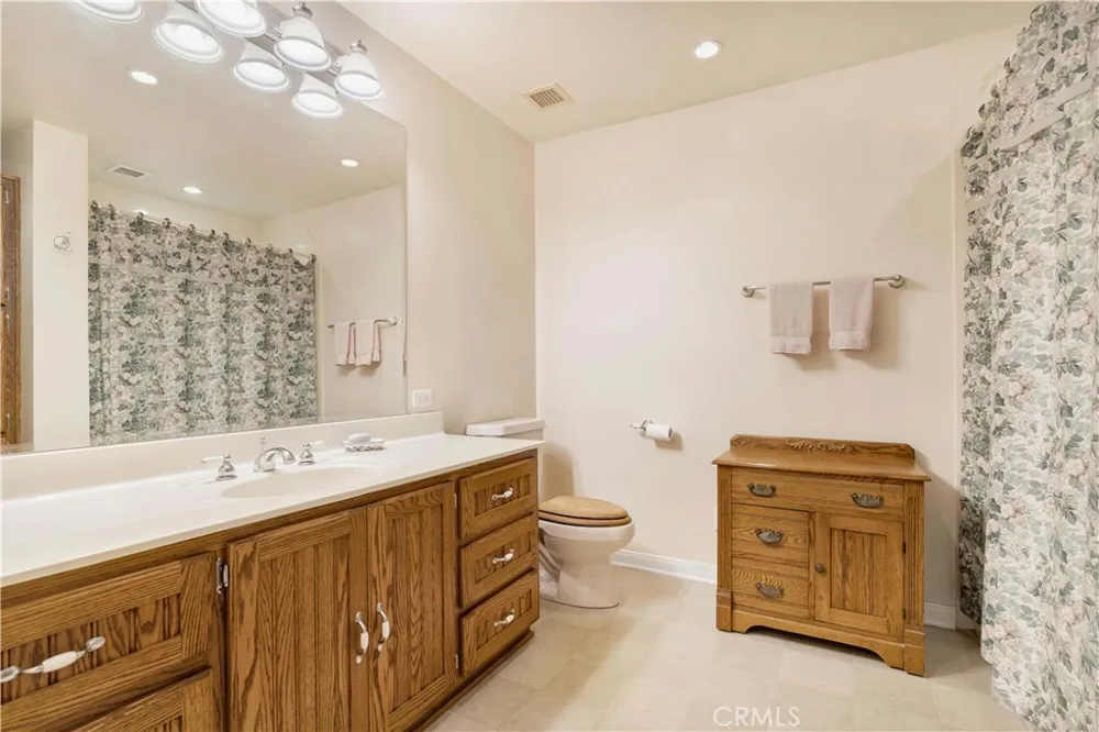 15803 Gault Street Lake Balboa, CA 91406