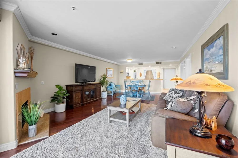 200 Pacific Coast #M-9 Huntington Beach, CA 92648
