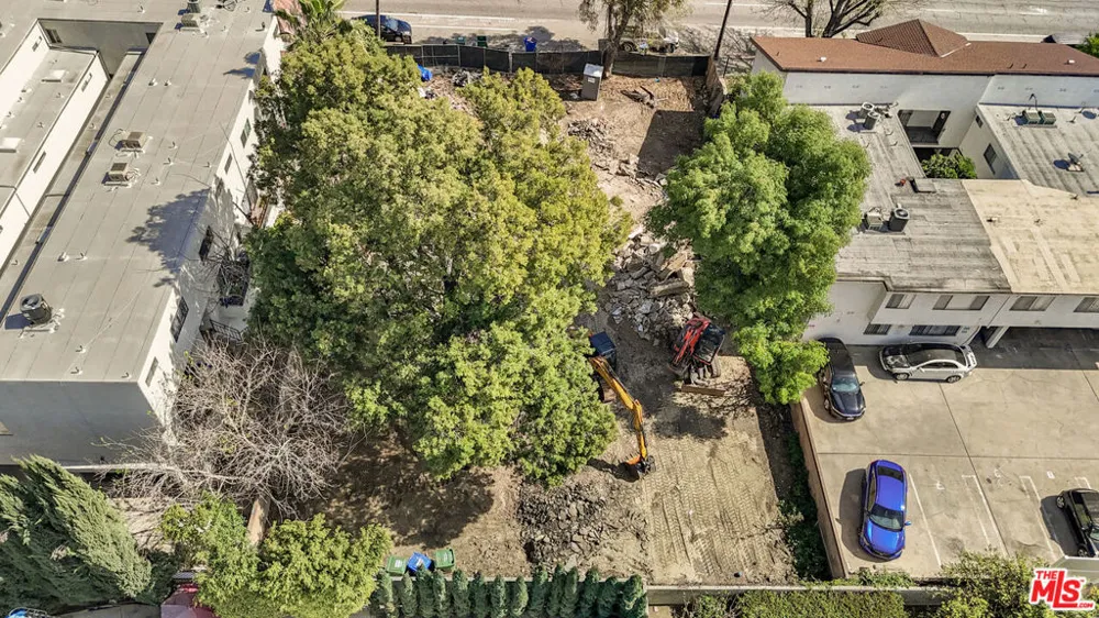 6901 Woodman Avenue Van Nuys, CA 91405