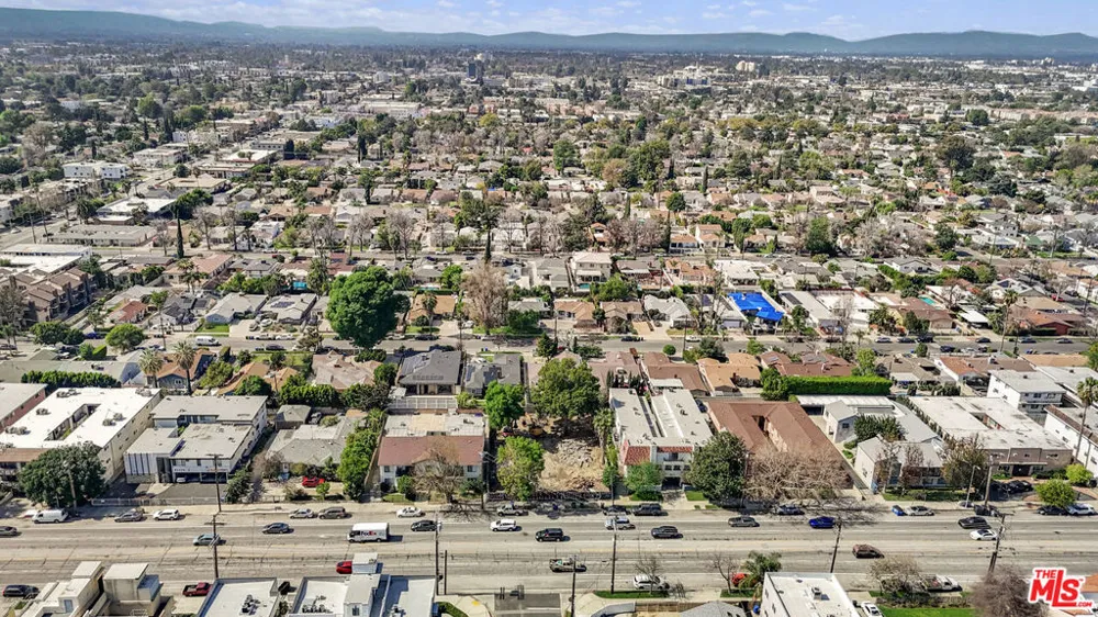6901 Woodman Avenue Van Nuys, CA 91405