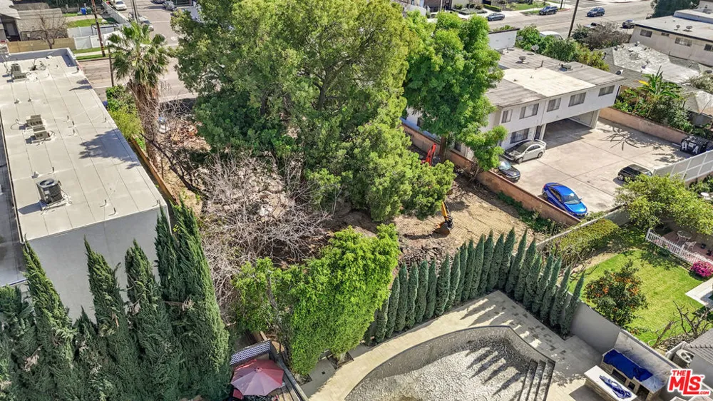 6901 Woodman Avenue Van Nuys, CA 91405