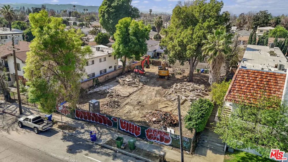6901 Woodman Avenue Van Nuys, CA 91405