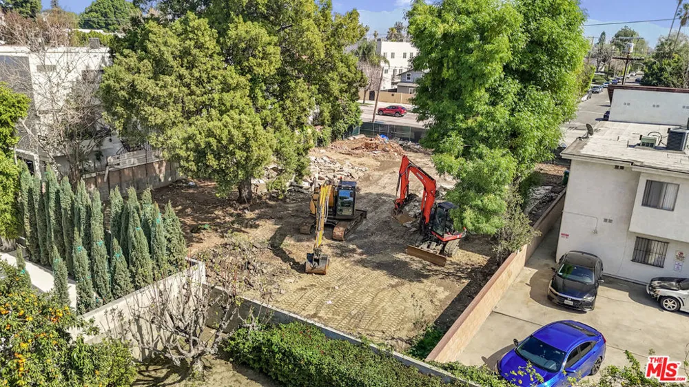 6901 Woodman Avenue Van Nuys, CA 91405