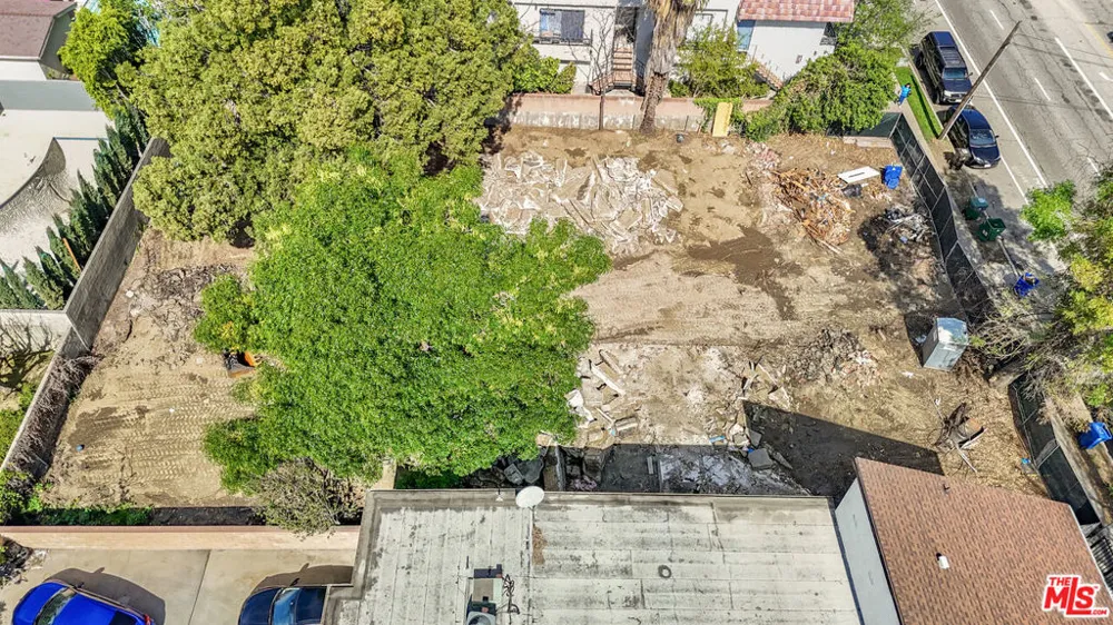 6901 Woodman Avenue Van Nuys, CA 91405