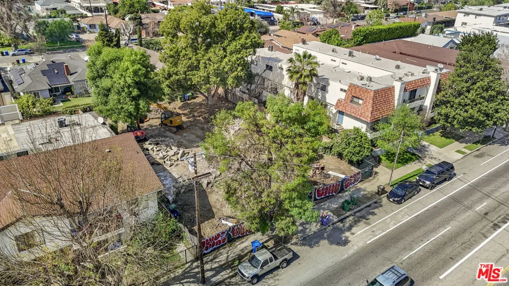 6901 Woodman Avenue Van Nuys, CA 91405