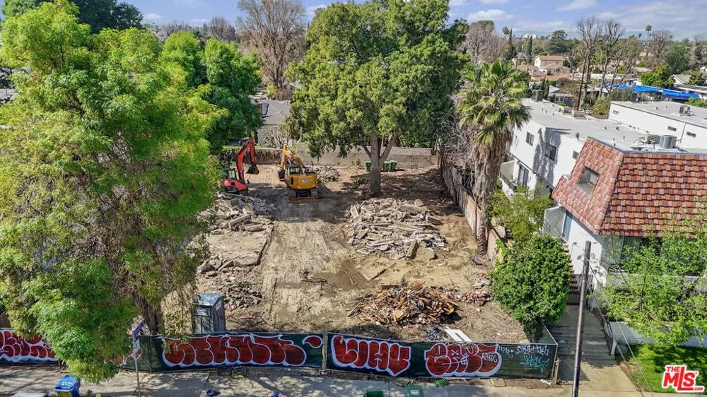 6901 Woodman Avenue Van Nuys, CA 91405