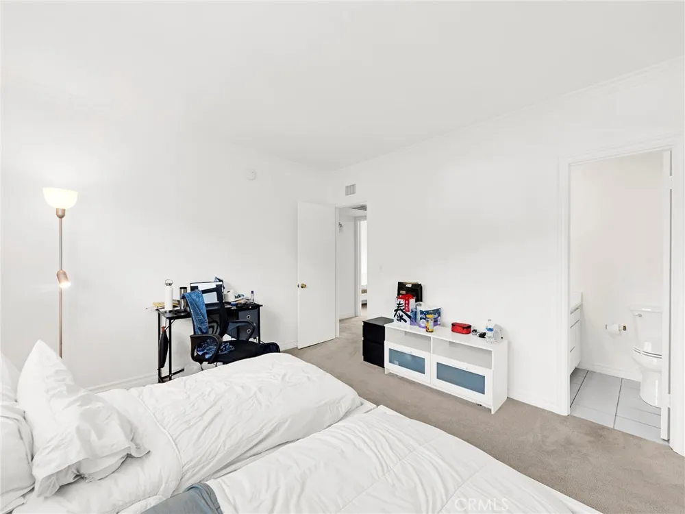 525 S Shelton Street #205 Burbank, CA 91506