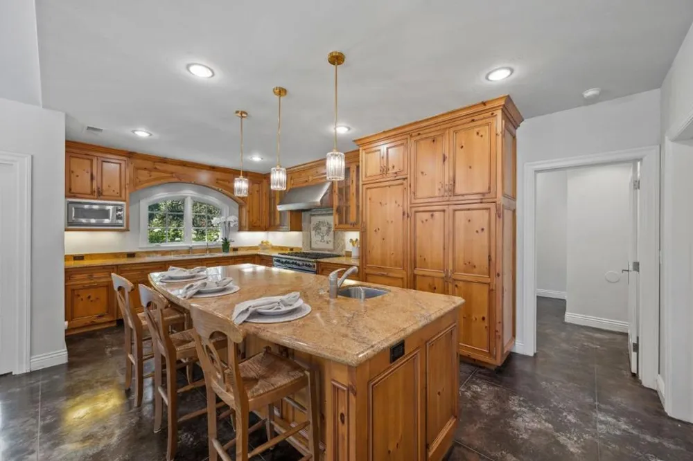 24970 Okeefe Lane Los Altos Hills, CA 94022