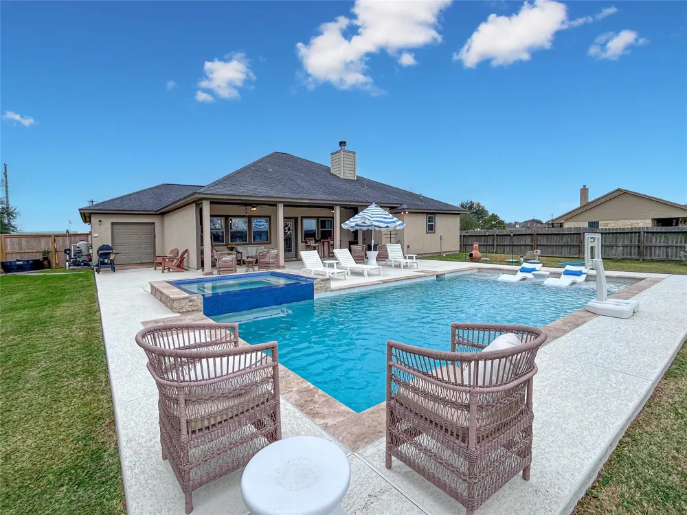 626 Sunset Trail Angleton, TX 77515