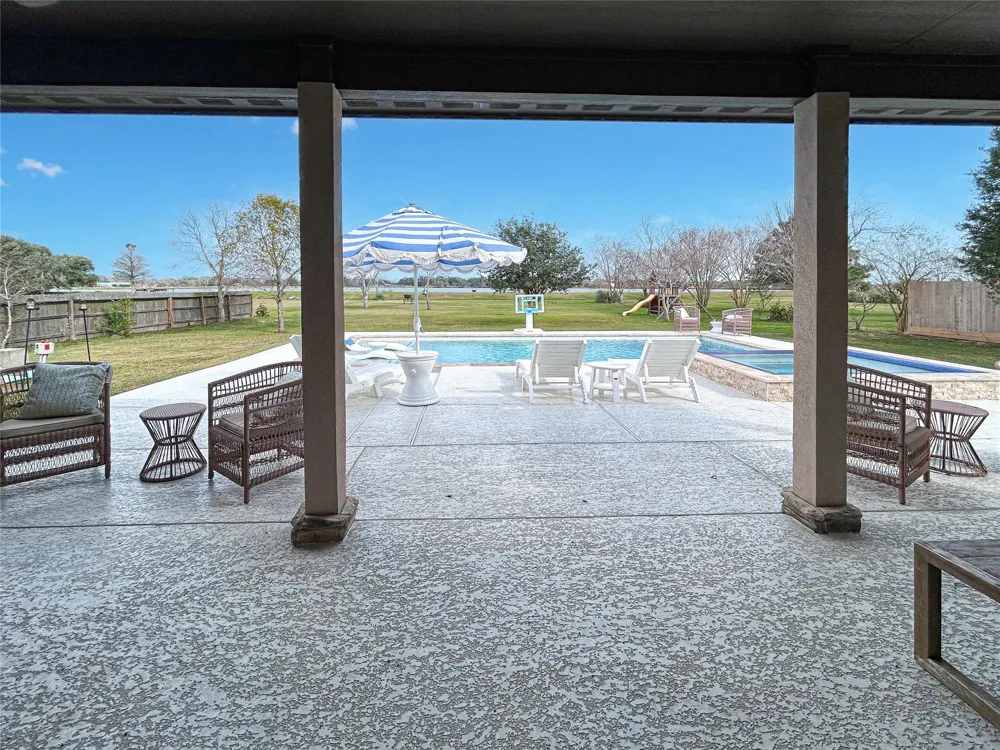626 Sunset Trail Angleton, TX 77515