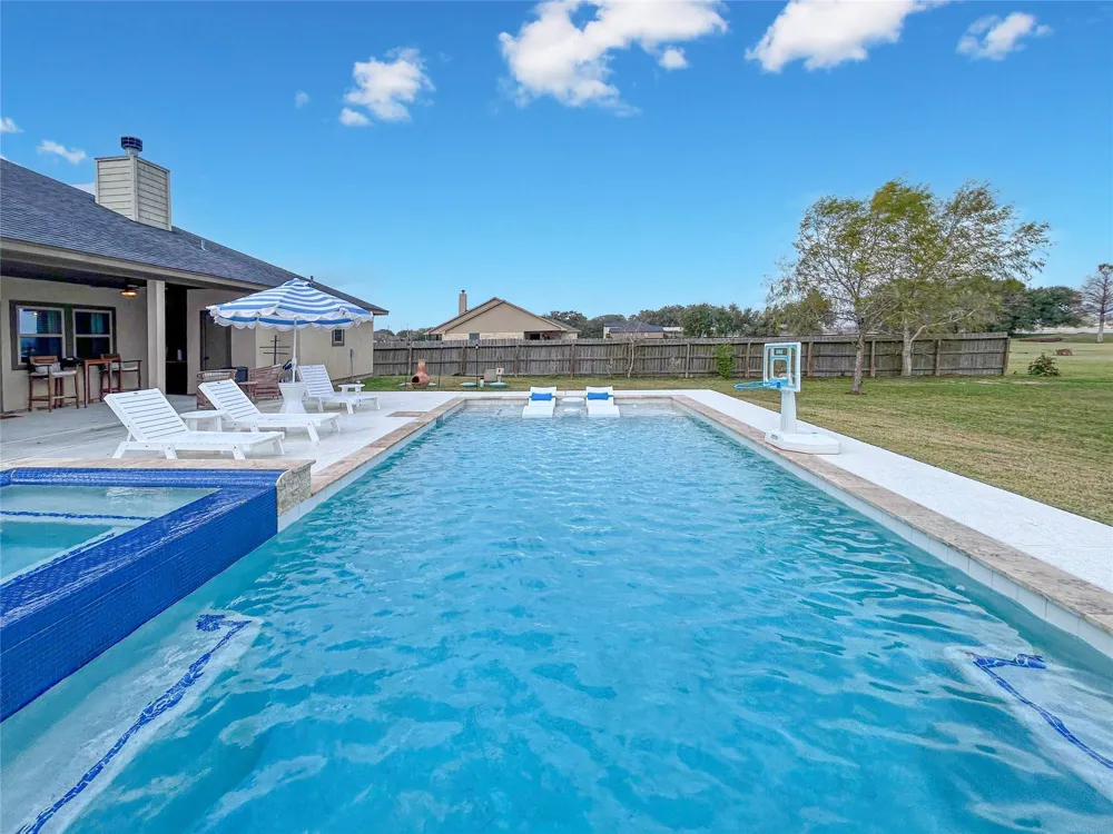 626 Sunset Trail Angleton, TX 77515