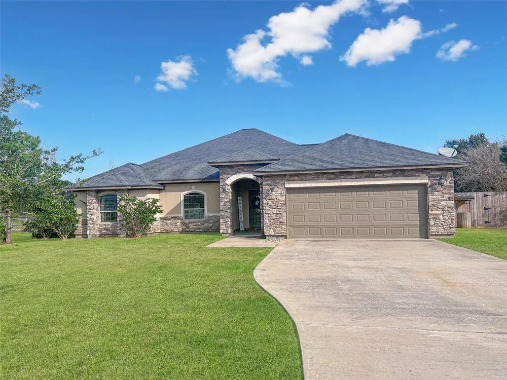 626 Sunset Trail Angleton, TX 77515