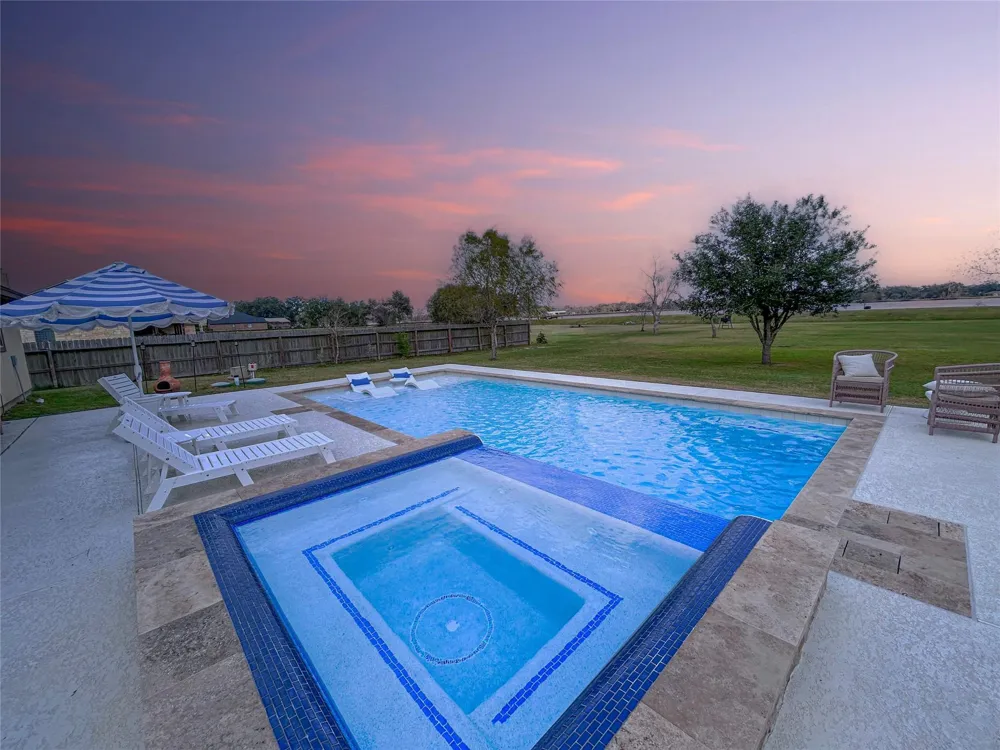 626 Sunset Trail Angleton, TX 77515
