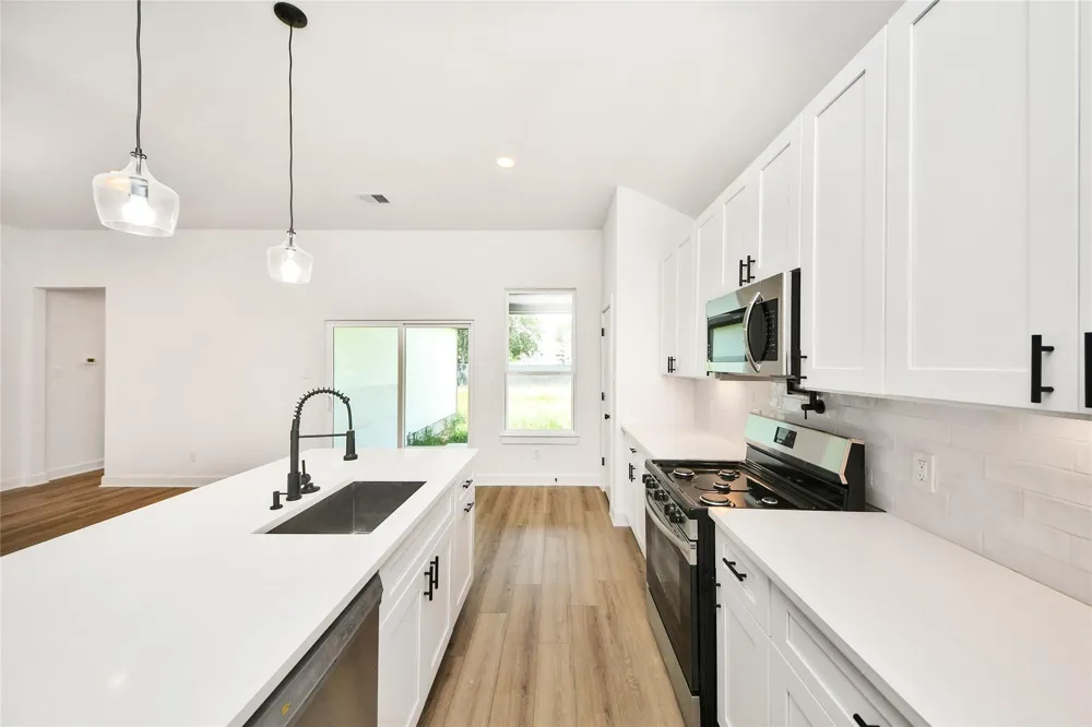 925 1st Street Hempstead, TX 77445