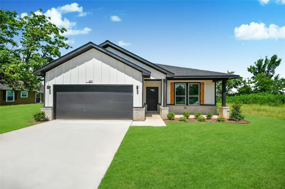 925 1st Street Hempstead, TX 77445