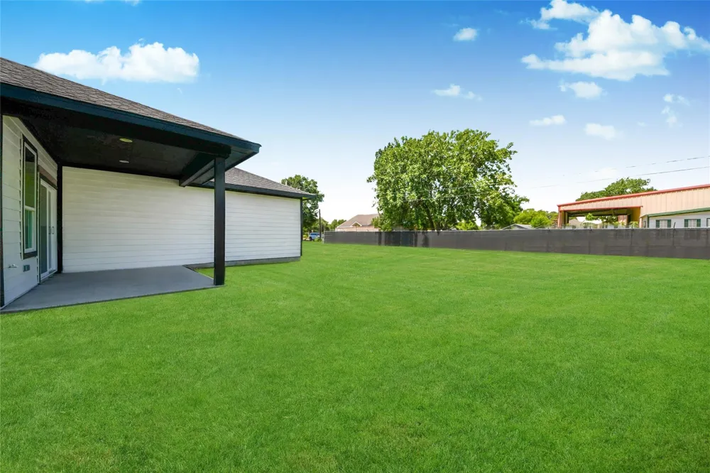 925 1st Street Hempstead, TX 77445