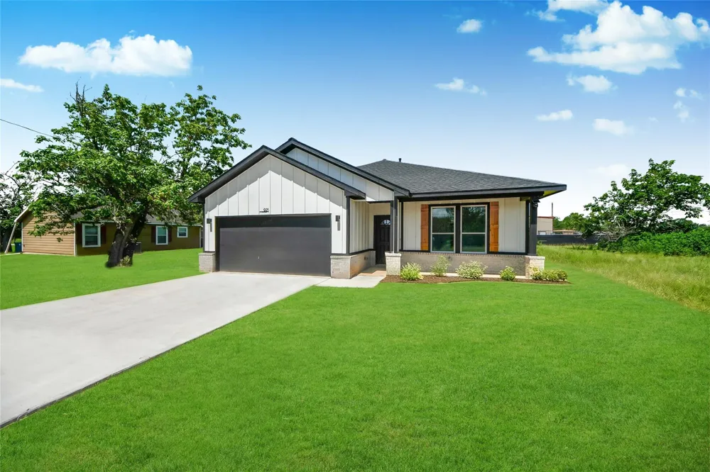 925 1st Street Hempstead, TX 77445