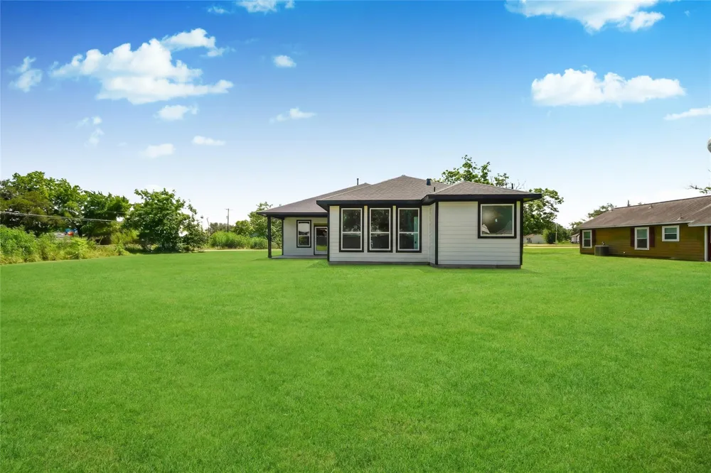 925 1st Street Hempstead, TX 77445