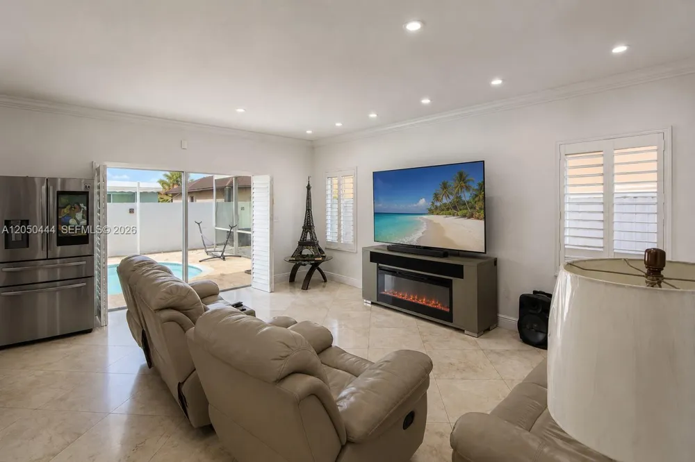 16075 SW 149th Ter Miami, FL 33196