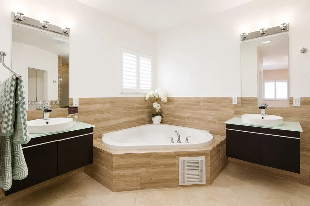 16075 SW 149th Ter Miami, FL 33196
