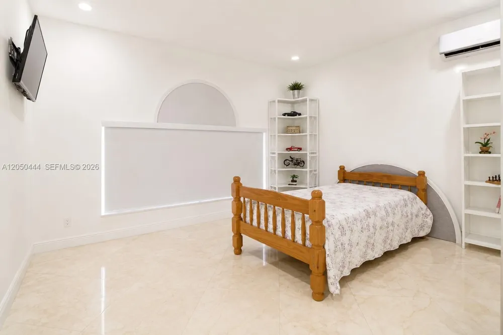 16075 SW 149th Ter Miami, FL 33196