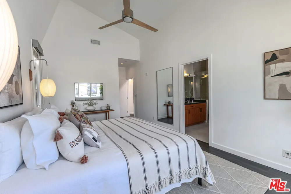 10735 Bloomfield Street #5 Los Angeles, CA 91602