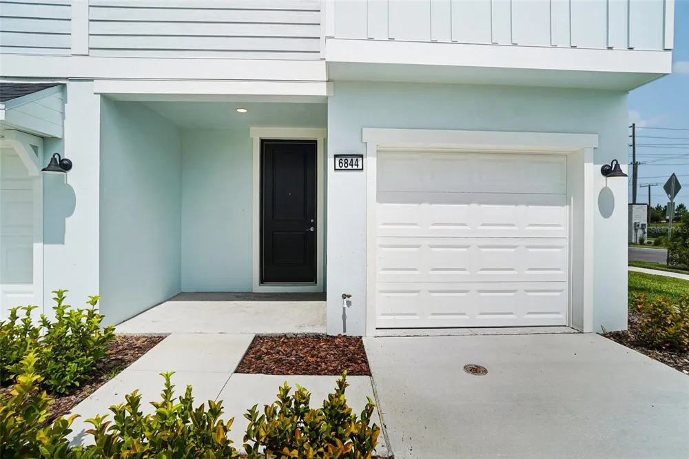 6844 HOLCOMBE DOWN DRIVE Zephyrhills, FL 33541