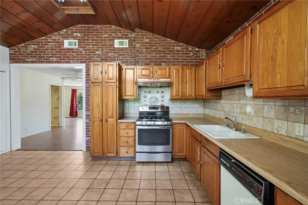15841 Marlin Place Lake Balboa, CA 91406