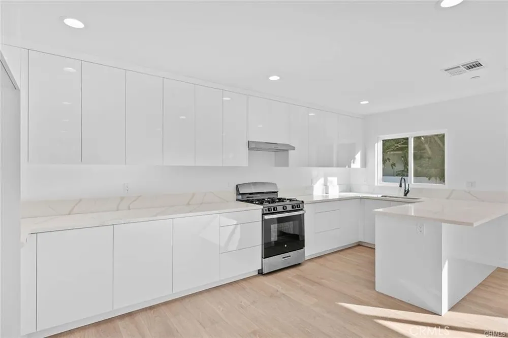6842 Cedros Avenue Van Nuys, CA 91405