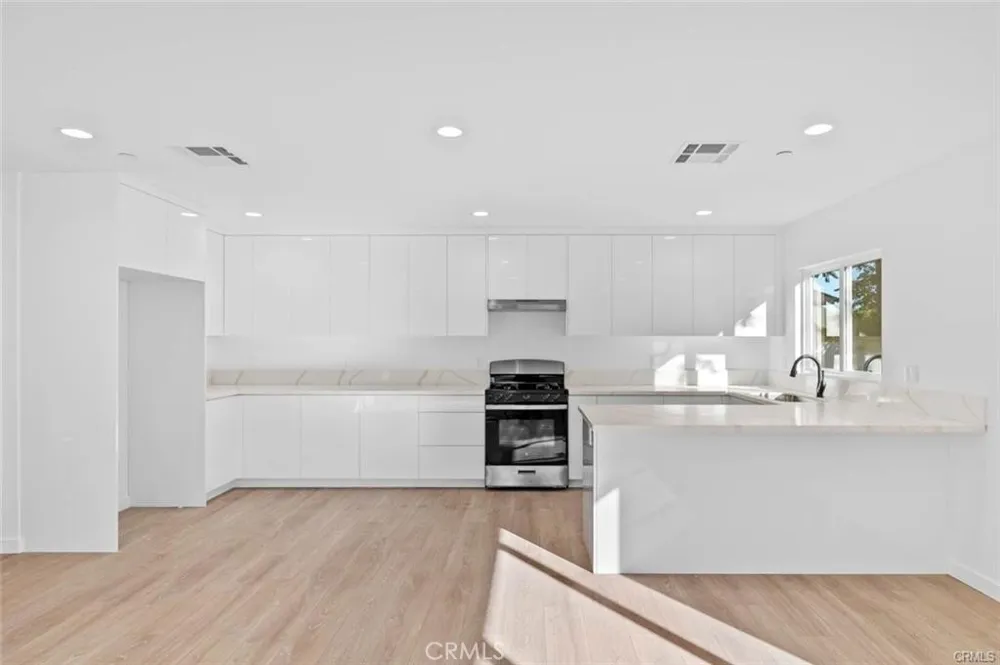 6842 Cedros Avenue Van Nuys, CA 91405