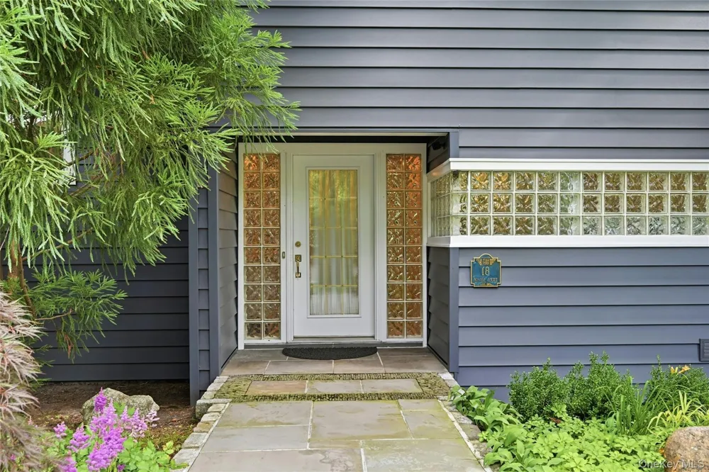 18 Nicole Court Manorville, NY 11949