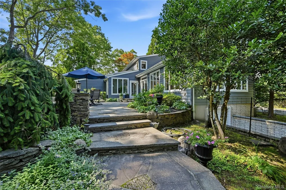 18 Nicole Court Manorville, NY 11949