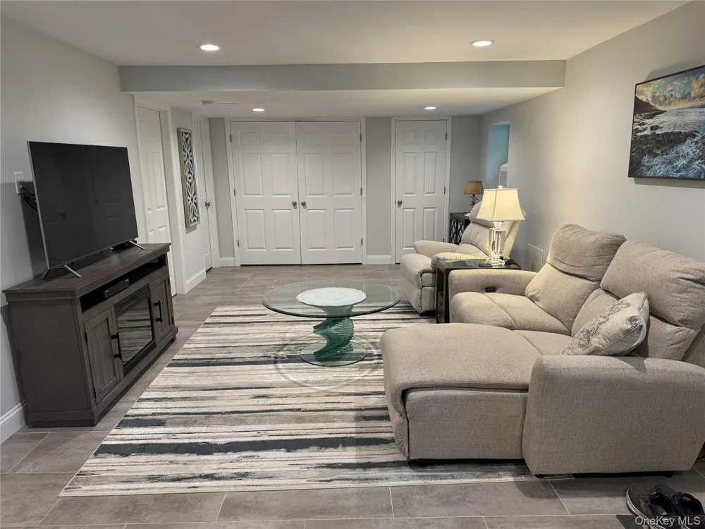 18 Nicole Court Manorville, NY 11949