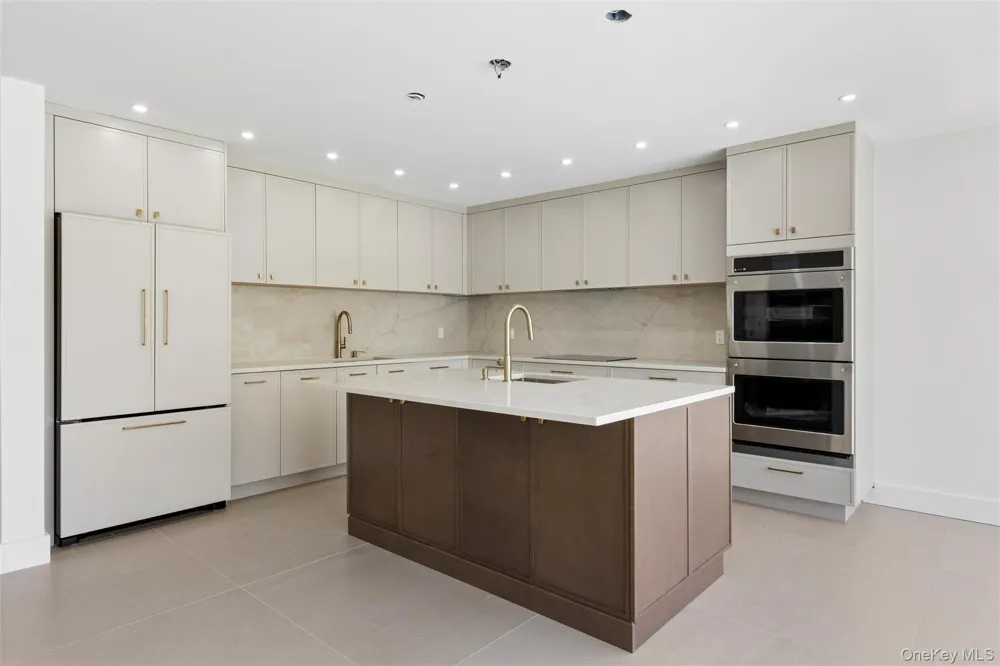 934 Eileen Terrace Woodmere, NY 11598
