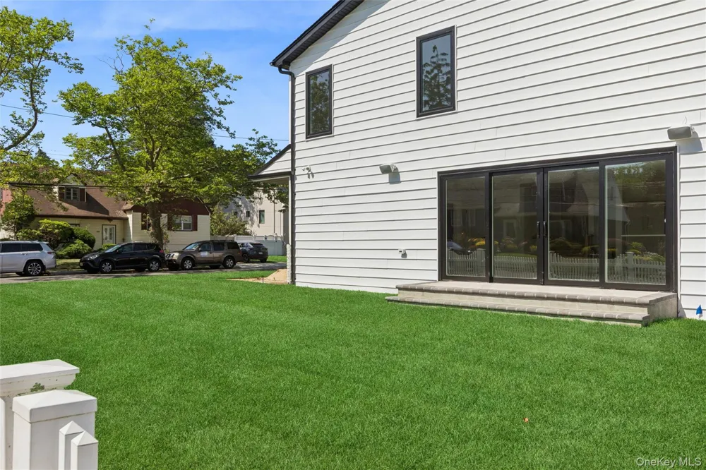 934 Eileen Terrace Woodmere, NY 11598