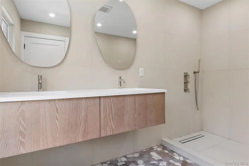 934 Eileen Terrace Woodmere, NY 11598