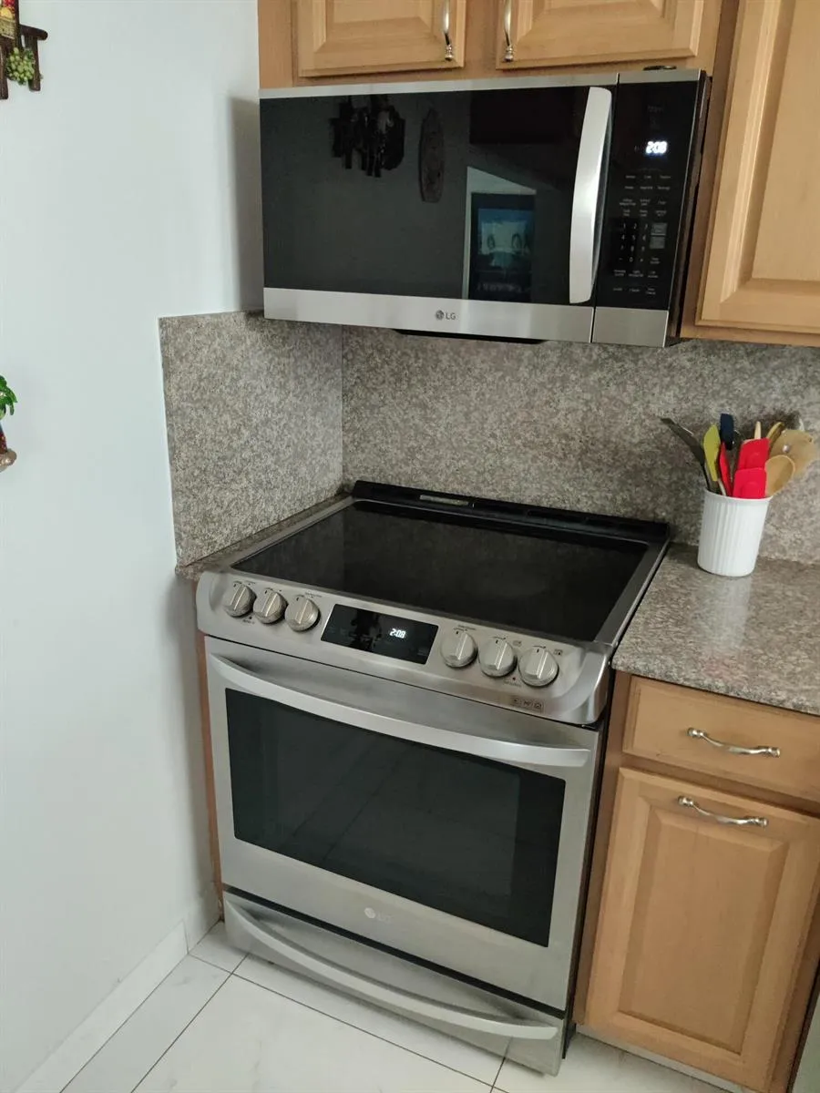225 Bonnie Boulevard #405 Palm Springs, FL 33461