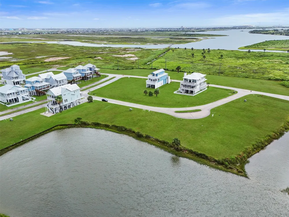 10814 Sweetwater Cove Boulevard Galveston, TX 77554