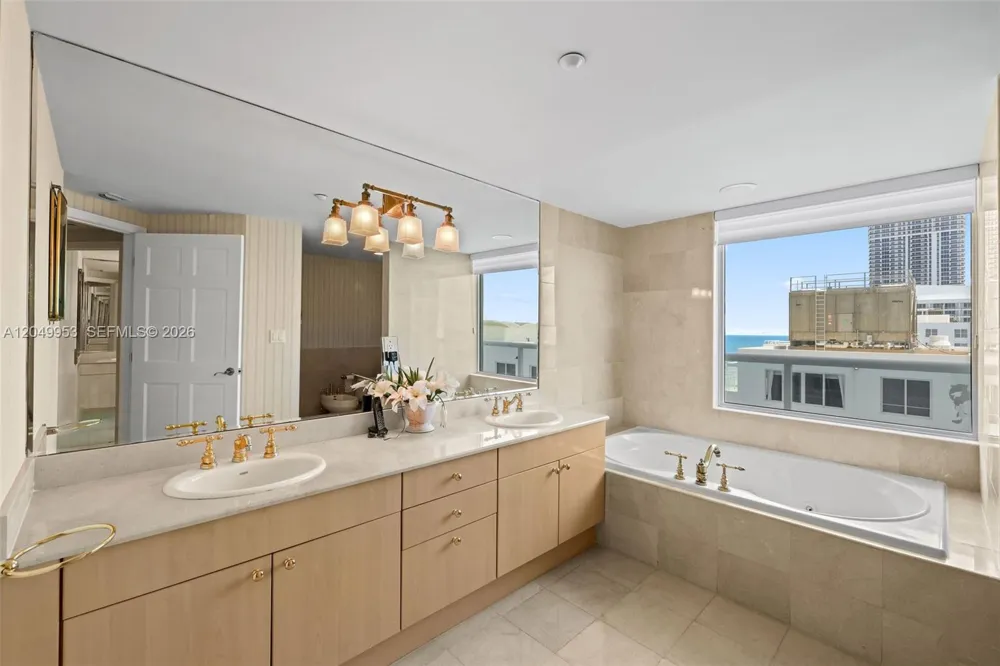 5025 Collins Ave #1707 Miami Beach, FL 33140