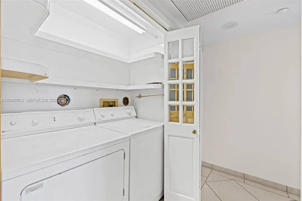 5025 Collins Ave #1707 Miami Beach, FL 33140