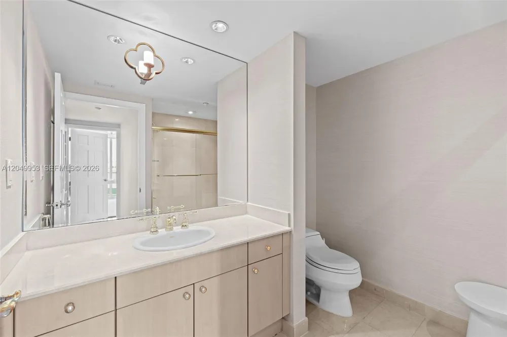 5025 Collins Ave #1707 Miami Beach, FL 33140