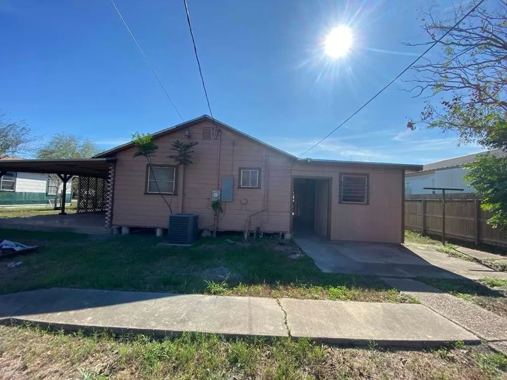 424 W B AVENUE Kingsville, TX 78363