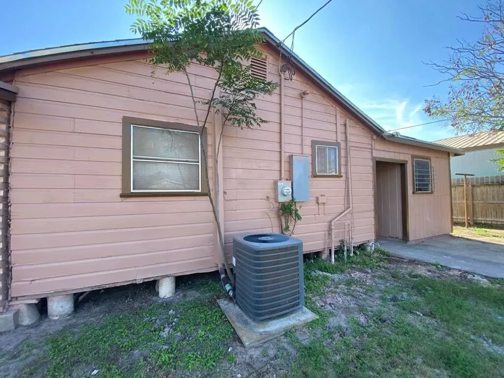 424 W B AVENUE Kingsville, TX 78363