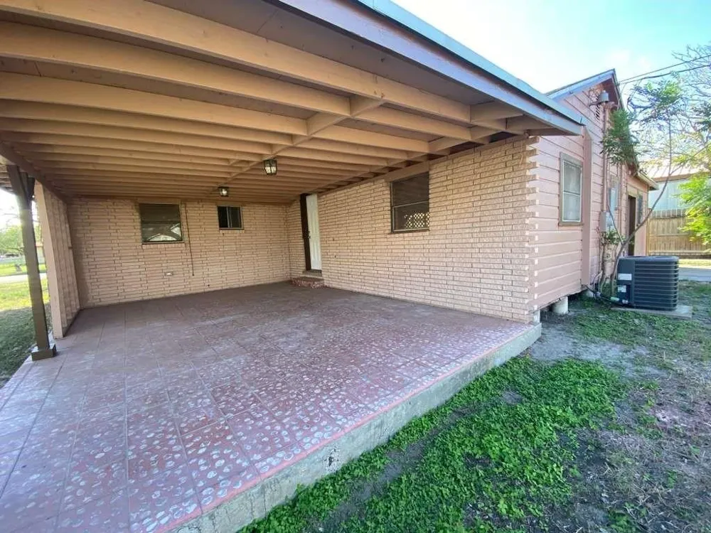 424 W B AVENUE Kingsville, TX 78363