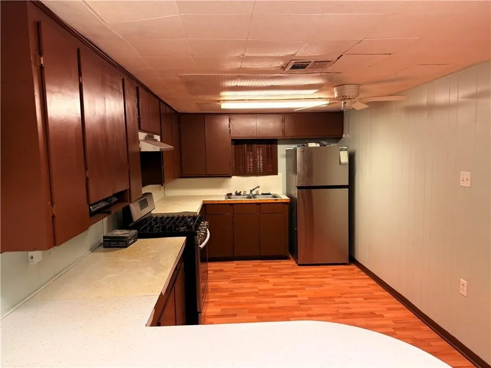 424 W B AVENUE Kingsville, TX 78363