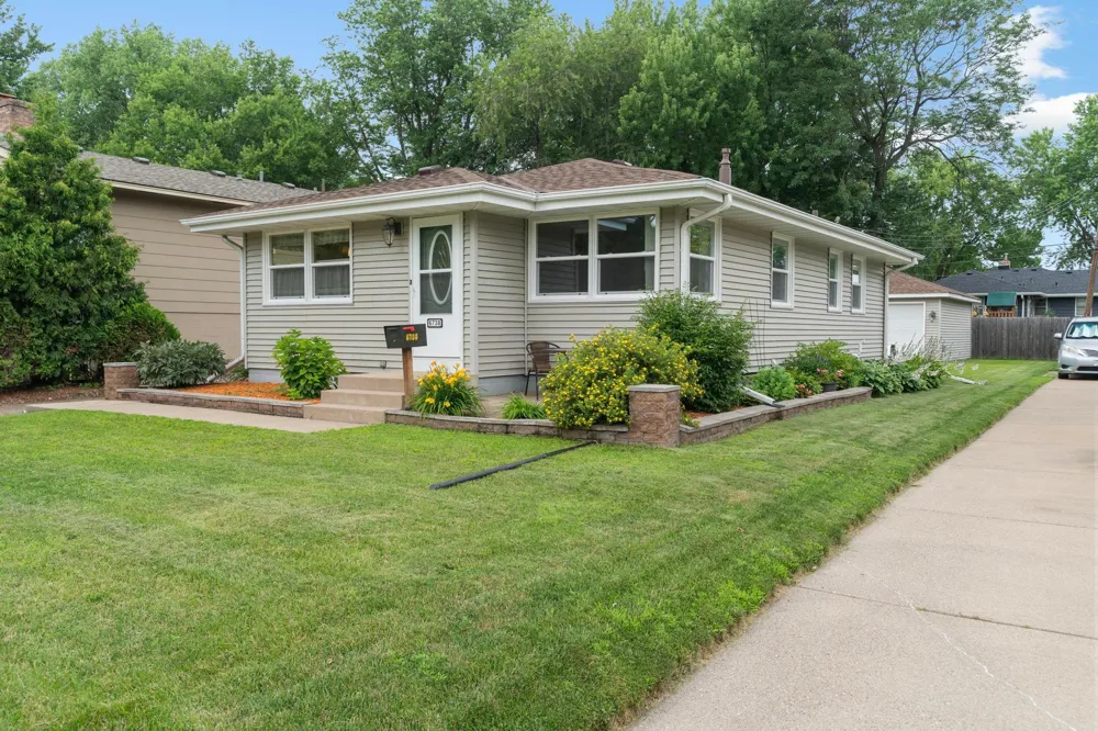 6738 Knoll Street Golden Valley, MN 55427