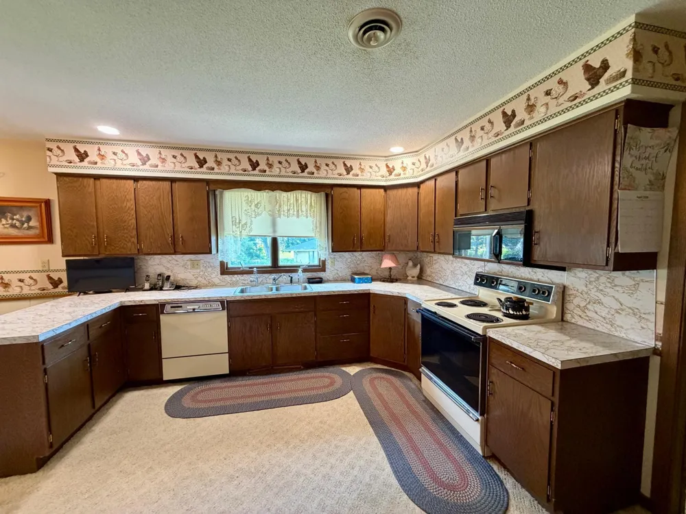 1111 Elm Cove Luverne, MN 56156