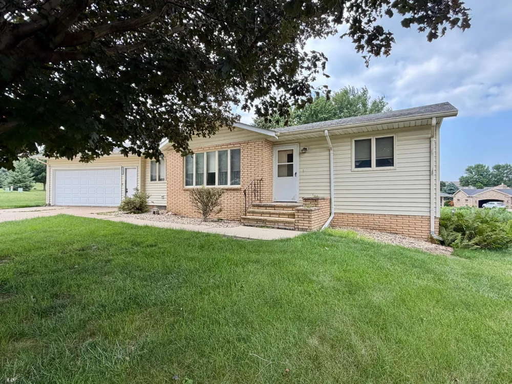 1111 Elm Cove Luverne, MN 56156