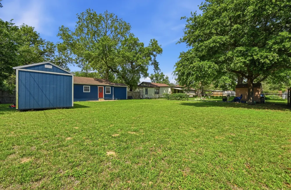 1127 Parr Street Luling, TX 78648