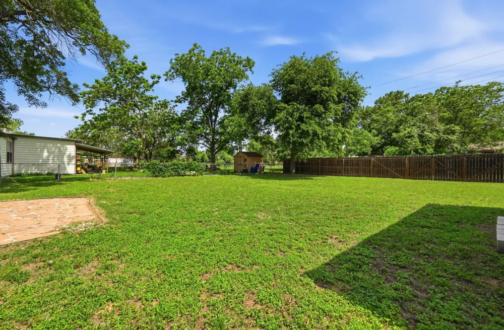 1127 Parr Street Luling, TX 78648